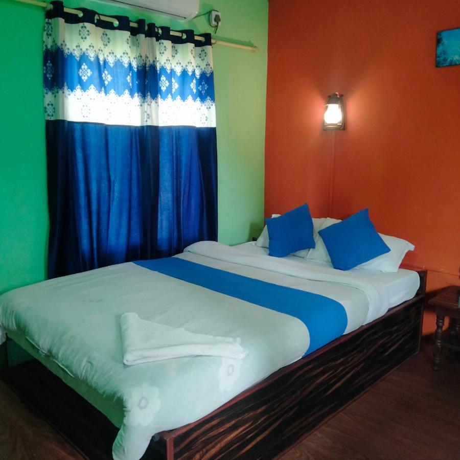 Hotel Tiger Tops Sauraha Esterno foto