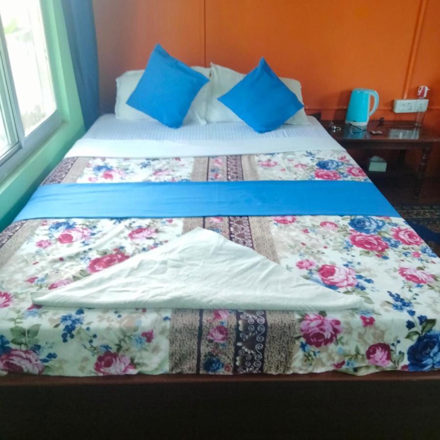 Hotel Tiger Tops Sauraha Esterno foto