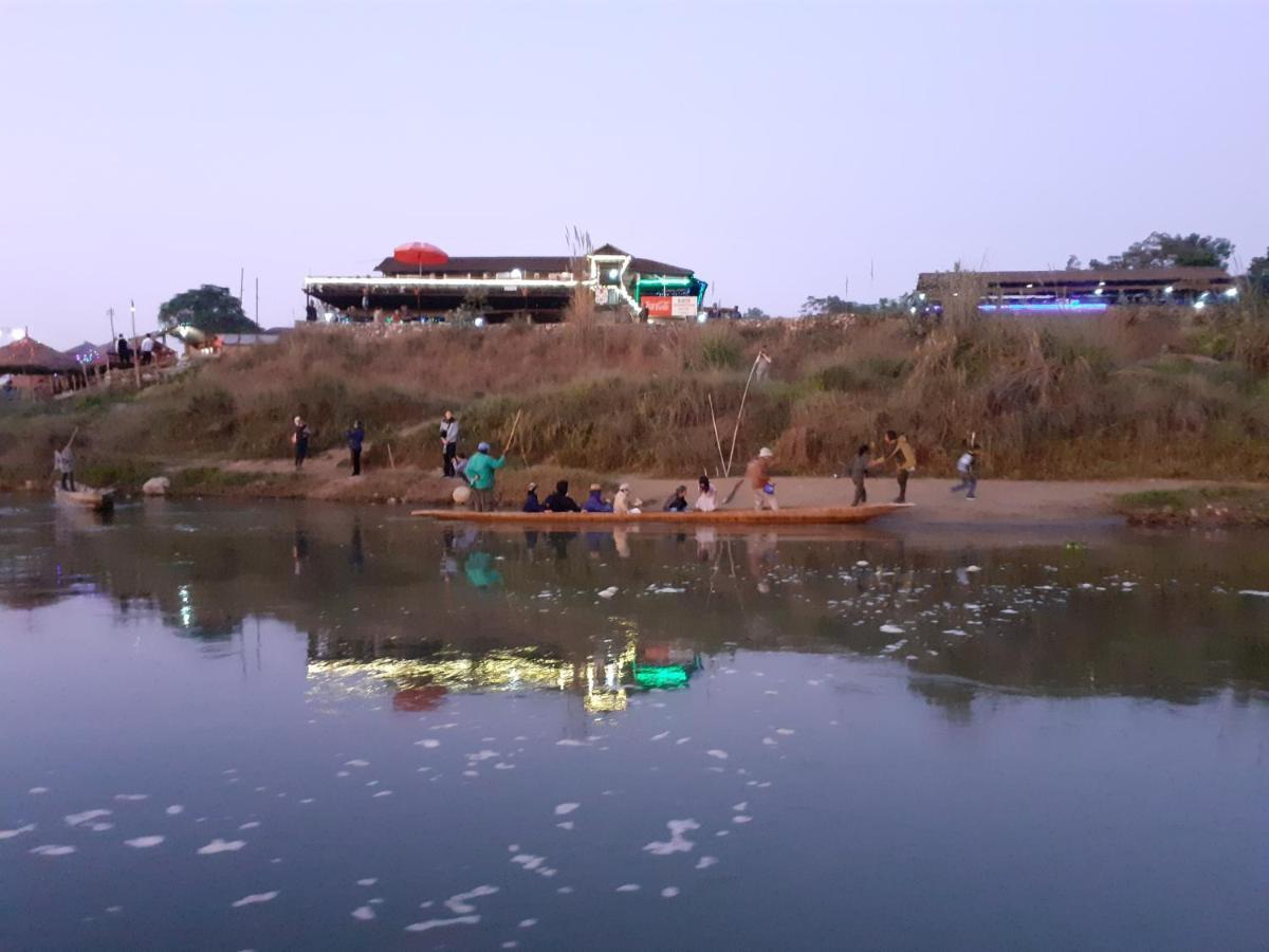 Hotel Tiger Tops Sauraha Esterno foto