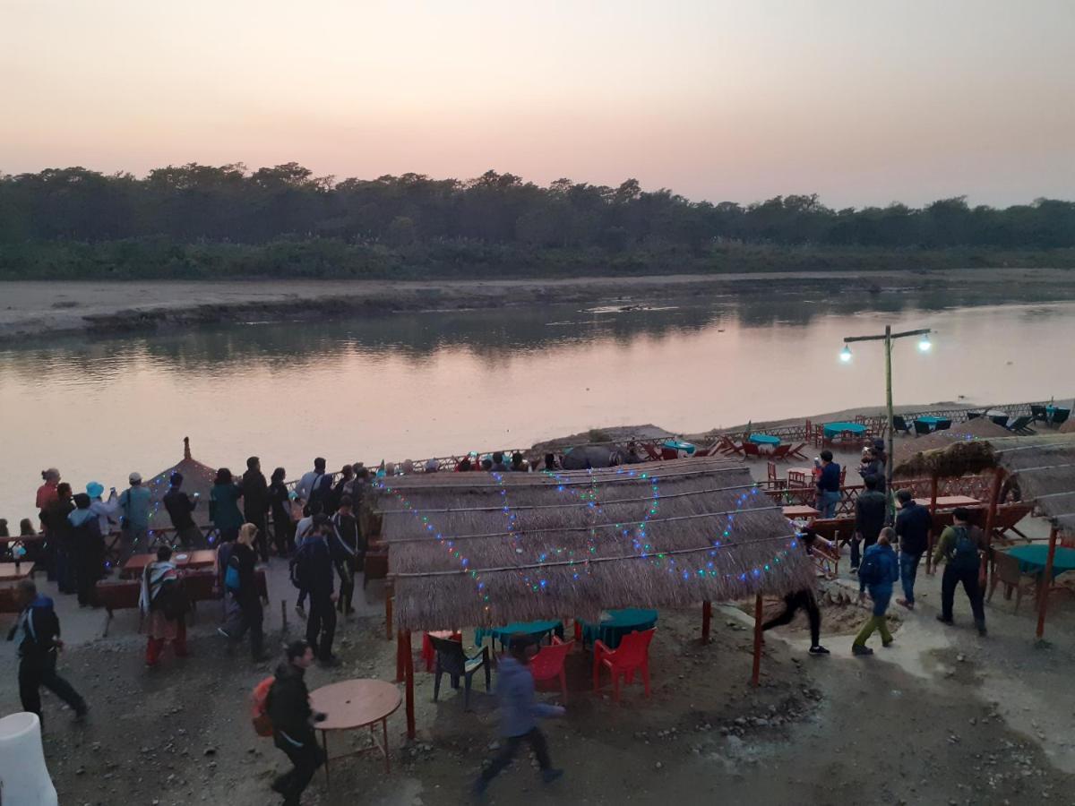 Hotel Tiger Tops Sauraha Esterno foto