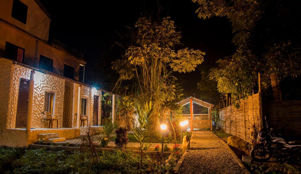 Hotel Tiger Tops Sauraha Esterno foto